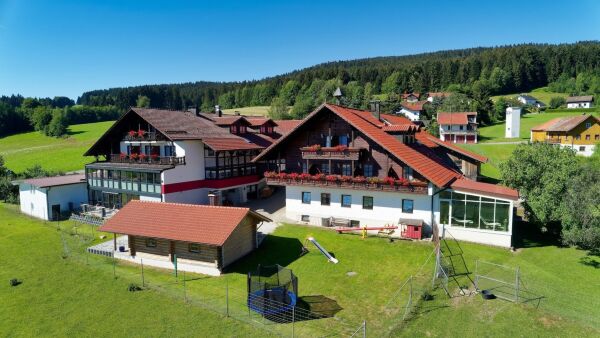 happy.hirsch – Hotel Hirschenstein, Achslach